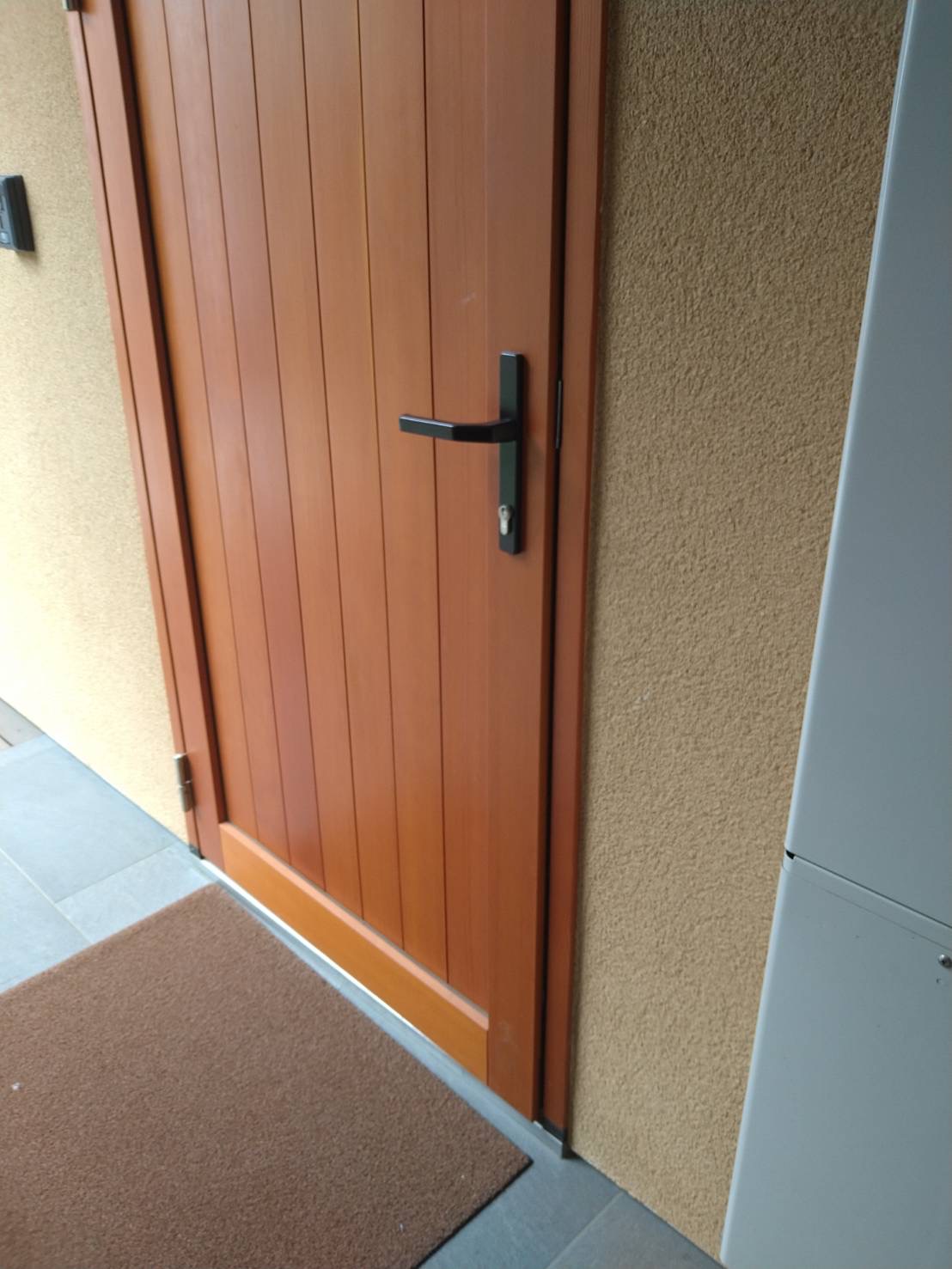 山梨県甲府市のドアの障子枠交換