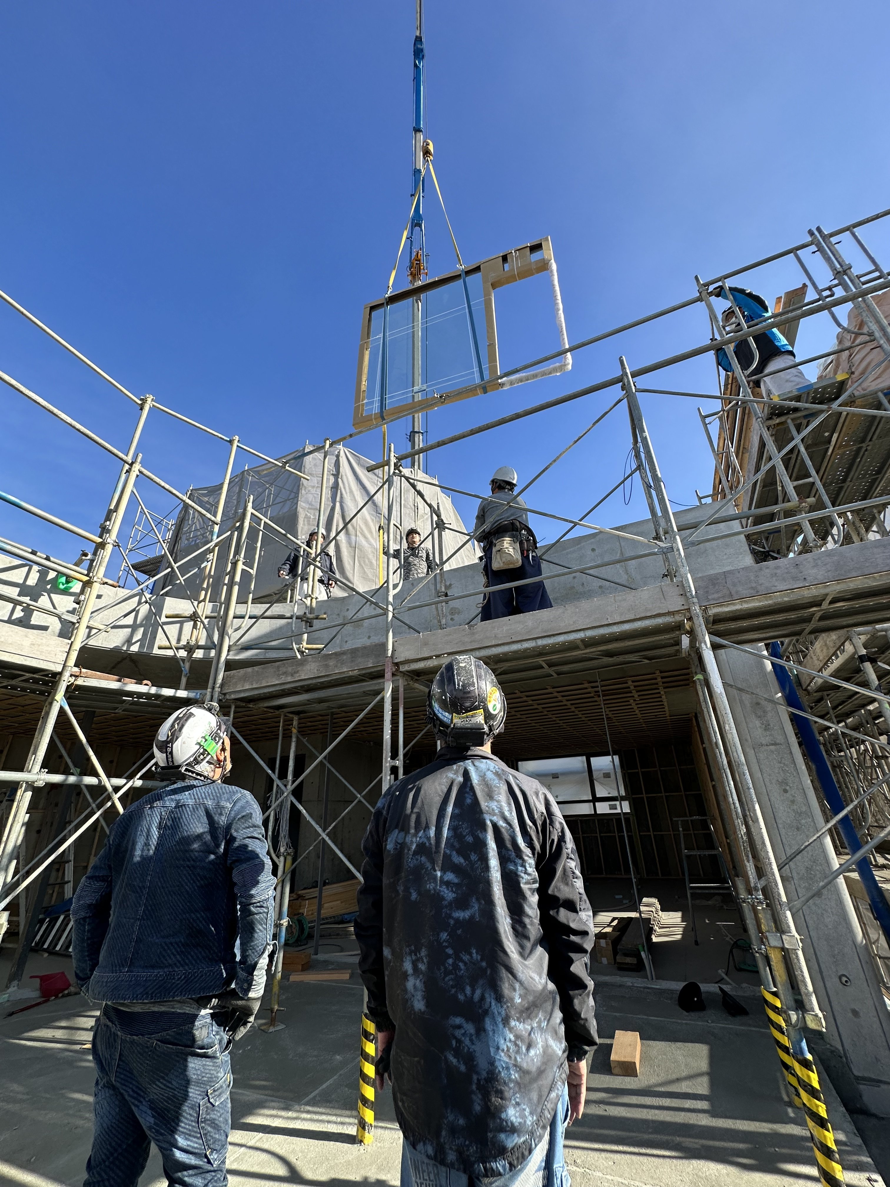長野県諏訪市の3階建ビルにおける木製サッシ施工